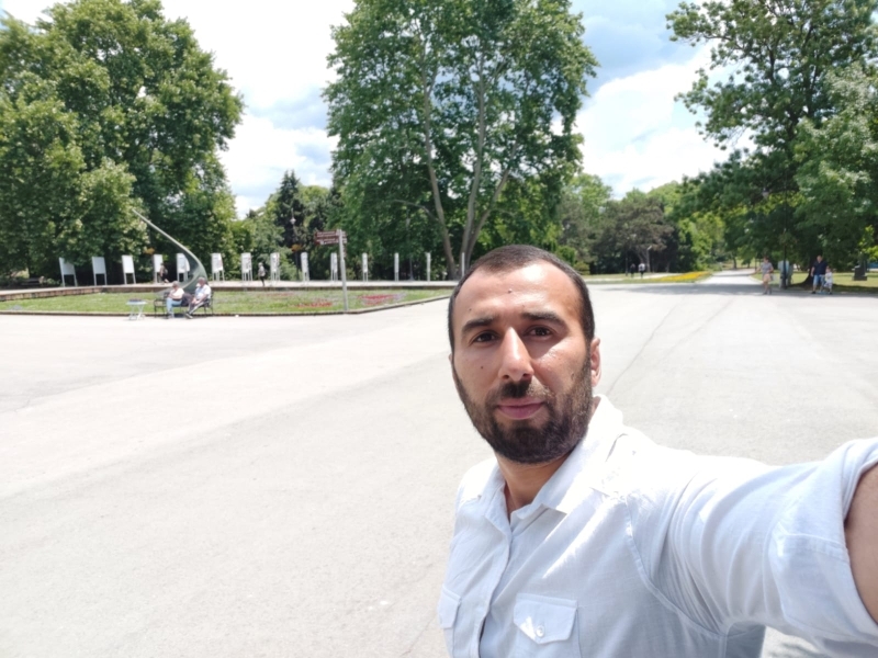 Али