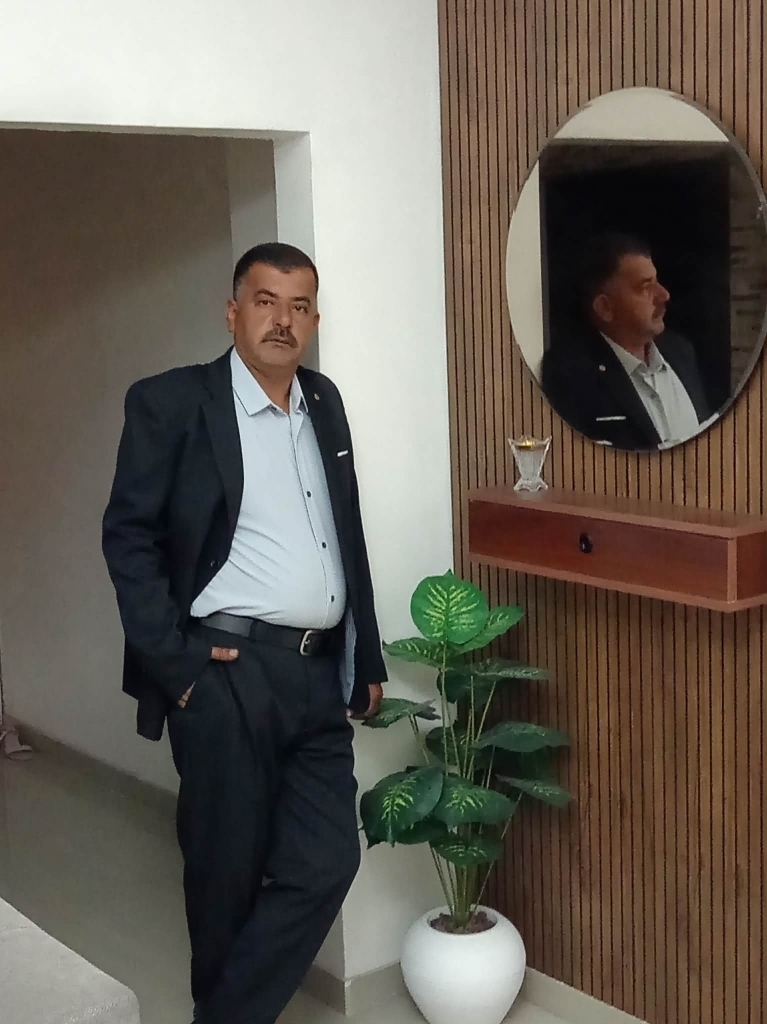 أيمن