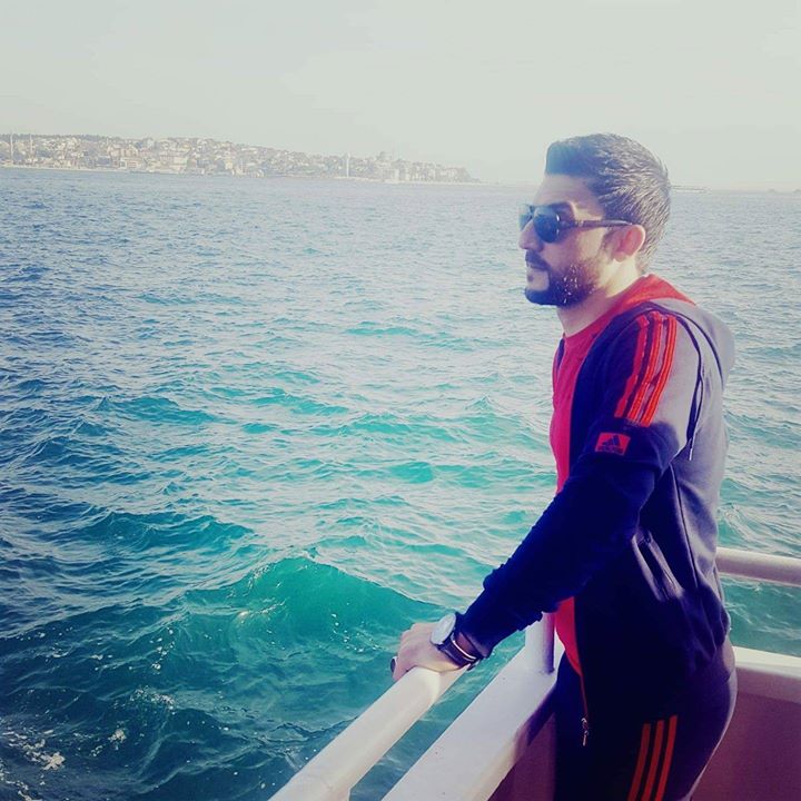 أيمن